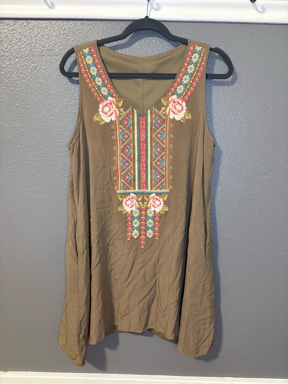 Brown sleeveless tunic from Andree features floral embroidery Size M (SKU 300)